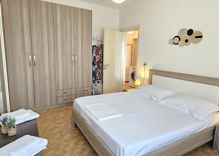 Pool View Palm 002 * Vlorë